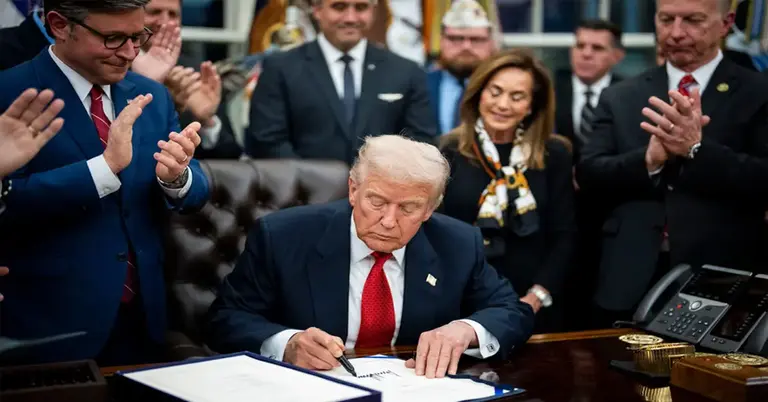 ডোনাল্ড ট্রাম্পের বিল সই করার মুহূর্ত